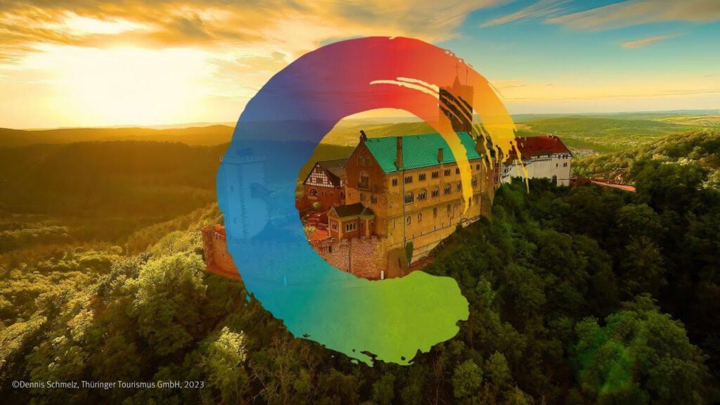 Eine Drohnenaufnahme der Wartburg in Thüringen bei Sonnenuntergang.