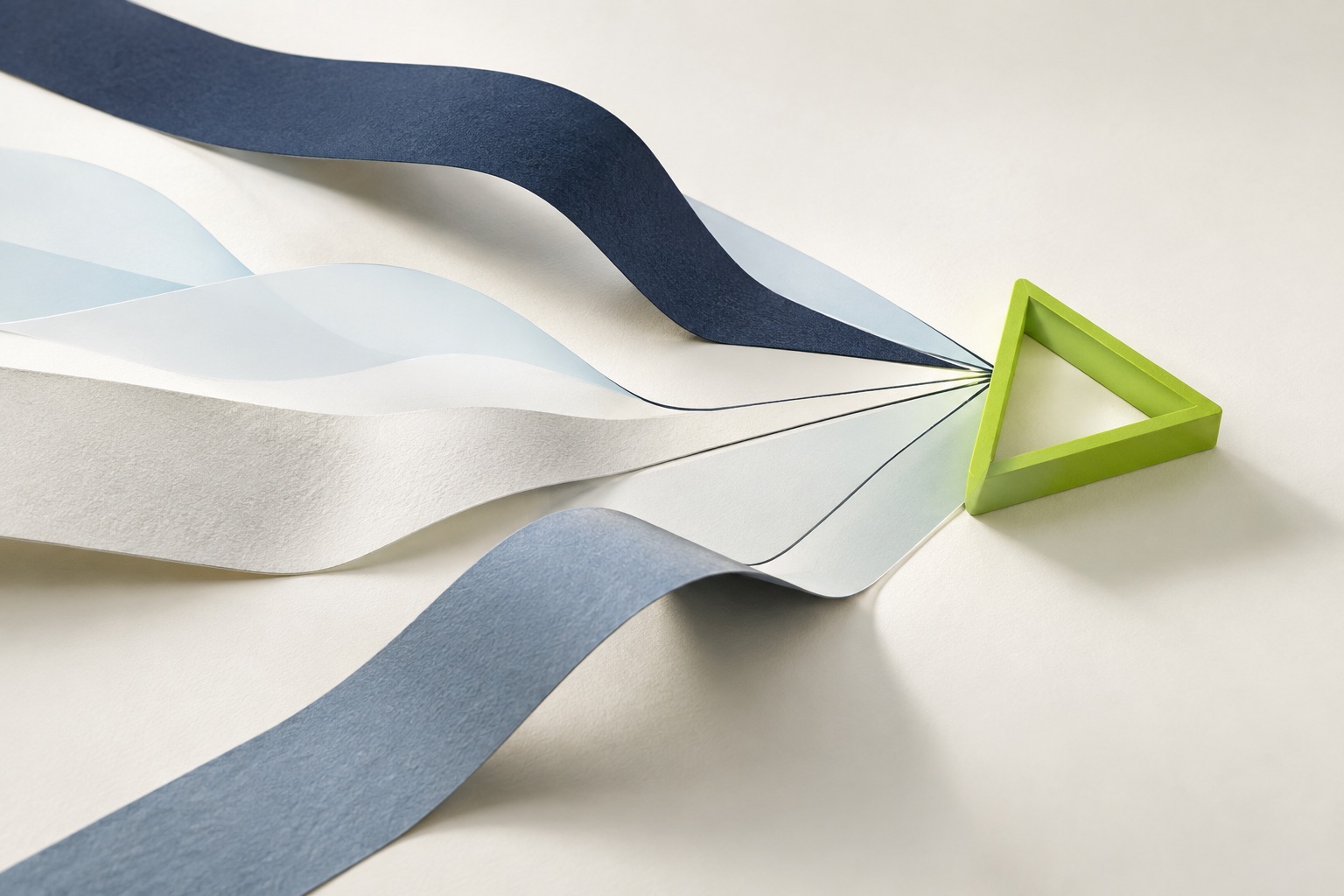 Mehrere blaue, hellblaue und weiße Bänder fließen auf einem hellen Hintergrund zusammen und bündeln sich an der Spitze eines leuchtend grünen Dreiecks. Symbolbild für Zusammenarbeit im Marketing von Christoph Hampe.